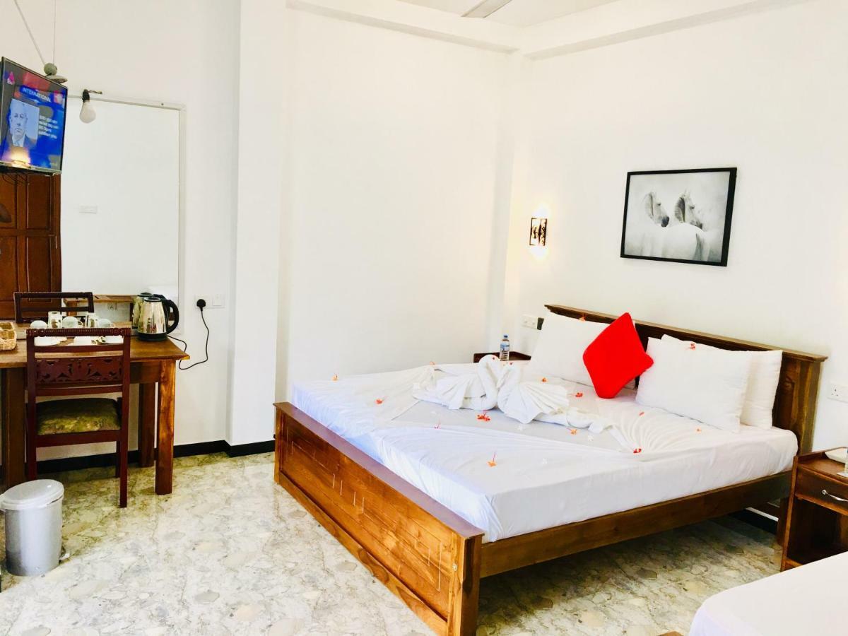 Jenushi Homestay Kandy Zewnętrze zdjęcie